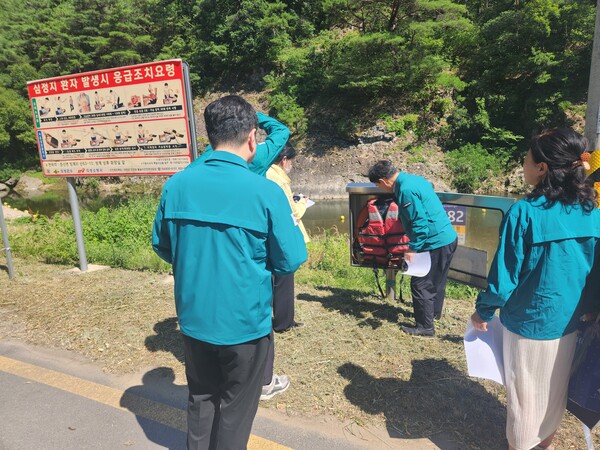 경북교육청이 도청과 시군청, 교육지원청과 함께 여름방학 기간 학생들의 물놀이 안전사고 예방을 위한 관계 기관 합동점검을 실시하고 있다.ⓒ경북교육청