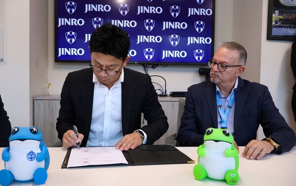 하이트진로가 멕시코 프로축구 1부리그 소속 CF몬테레이와  공식 스폰서십 계약을 체결했다. ⓒ하이트진로