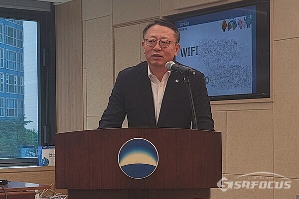 정진완 우리은행장이 10일 서울 중구 우리은행 본점에서 ‘포용적 금융 플랫폼’에 관한 기자설명회를 개최하고 중소기업과 소상공인을 위한 상생 방안을 설명하고 있다. [사진 / 임솔 기자]