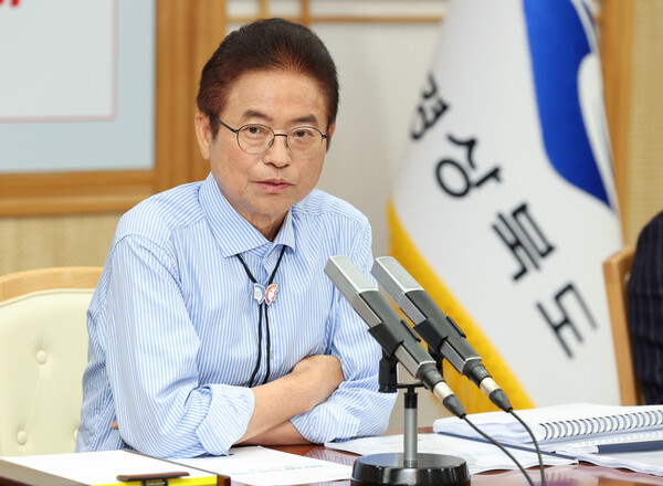 10일 이철우 경북도지사가 도청에서 열린 산불피해 재창조 회의에서 자신의 건강 상태를 공개하며 지역 재건에 대한 희망적 메시지를 전달하고 있다.ⓒ경북도