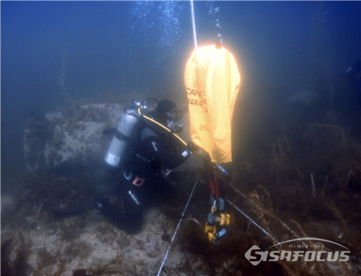 10일 대한민국특수임무유공자회원들이 강원도 문함항에서 재난 대응 역량 강화를 위한 대규모 수난구조 훈련을 하고 있다.ⓒ대한민국특수임무유공자회