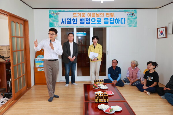 김철우 보성군수가 ‘폭염 대비 민생 현장 방문’으로 무더위 쉼터를 찾아가 직접 점검하고 주민들의 고충을 청취하고 있다. 사진/보성군청