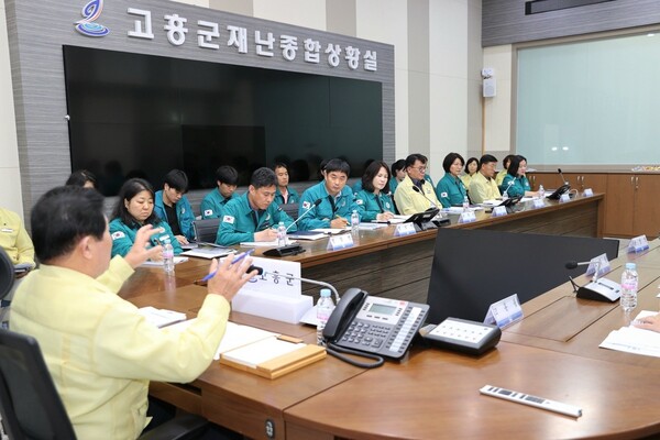 공영민 고흥군수가 읍·면 재난업무 담당자 교육 현장에서 폭염 대응 대책을 강도 높게 추진할 것을 주문하고 있다. 사진/고흥군청
