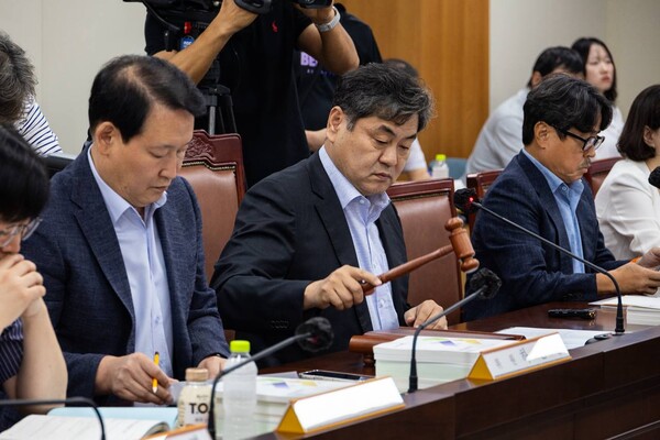 이인재 최저임금위원장이 10일 정부 세종청사에서 열린 최저임금위원회 12차 전원회의에서 회의진행을 하고 있다. 17년만에 노사합의로 내년 최저임금은 시간당 1만320원으로 결정했다. ⓒ민주노총