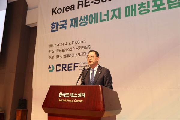 명현관 군수가 지난해 프레스센터에서 솔라시도 RE100 관련 사례를 발표하고 있는 모습. 사진/해남군청