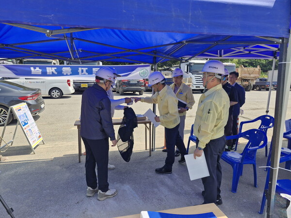 고흥군이 폭염 대비 건설현장 안전점검 실시하고 있다. 사진/고흥군청