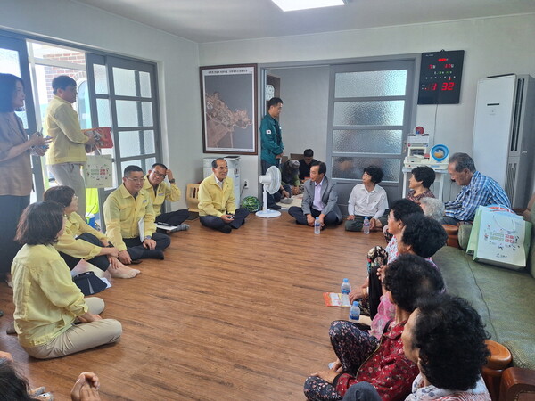 고흥군이 폭염 대비 무더위 쉼터 안전점검 실시하고 있다. 사진/고흥군청