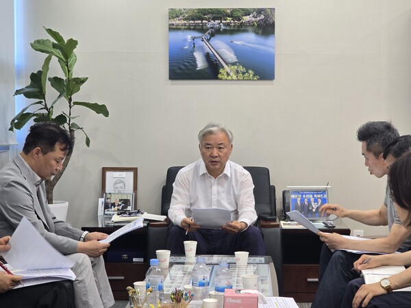 지난 11일 권광택 행정보건복지위원장이 경북도 복지건강국장 및 관계 공무원들과 간담회를 열고 있다.ⓒ경북도의회