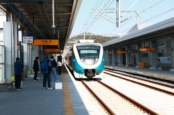 오는 22일 울진군이 여름철 관광 성수기를 맞아 코레일 강원본부와 손잡고 ‘울진에서 준비한 우리 찐 여행’을 1인당 만원에 운영할 예정이다.ⓒ울진군