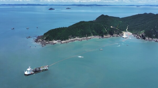팔로스호가 전남 영광군 송이도 인근 해역에서 외부망 포설을 하는 모습 ⓒ대한전선