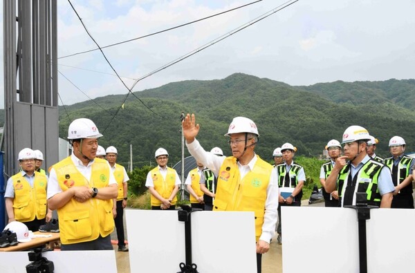김동철(가운데) 한국전력 사장이 전북 신장수변전소를 방문, 전력망 구축을 점검하고 있다 ⓒ한국전력