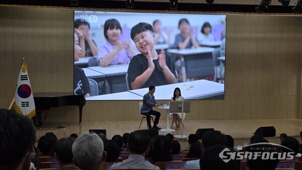 15일 임종식 경북교육감이 학생들의 질문을 메모하고 있다.ⓒ김영삼 기자