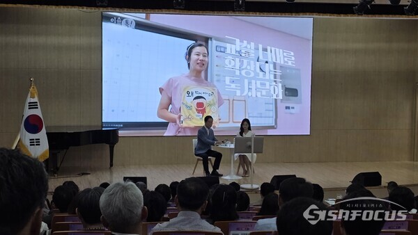 15일 임종식 경북교육감이 학부모님들의 질문을 메모하고 있다.ⓒ김영삼 기자