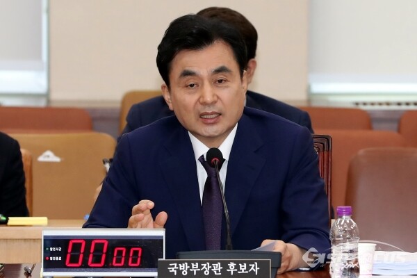 15일 안규백 국방부 장관 후보자가 의원의 질의에 답하고 있다.(1)