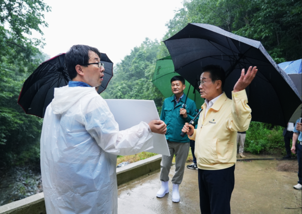 지난 15일 최기문 시장과 관계자들이 화북면 일원 산사태취약지역에서 지역 주민들과 함께 현장을 점검하고 있다. ⓒ영천시