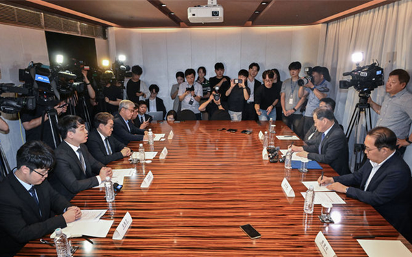 25일 오전 서울 중구 더플라자호텔에서 열린 수련협의체 제1차 회의에서 이형훈 보건복지부 제2차관과 한성존 대한전공의협의회 비상대책위원장 등 정부와 의료계 참석자들이 마주 앉아 있다. ⓒ뉴시스