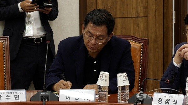 이상휘 국민의힘 홍보본부장이 28일 오전 서울 여의도 국회에서 열린 비상대책위원회의에서 메모를 하고 있다. 사진 / 이훈 기자