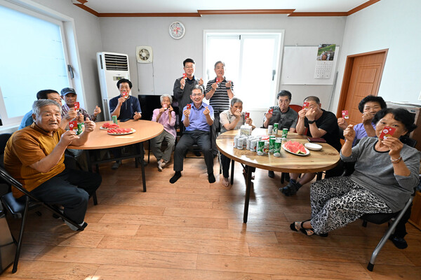 김진열 군위군수(중앙)가 민생회복 소비쿠폰 신청을 도와주는  ‘찾아가는 신청 서비스’ 현장에서 주민들과 기념 촬영을 하고 있다.ⓒ군위군