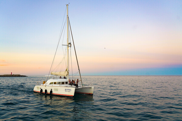 울진요트학교의 ‘야간 요트체험’을 통해 후포항 야경을 바다 위에서 감상할 수 있다.ⓒ울진군