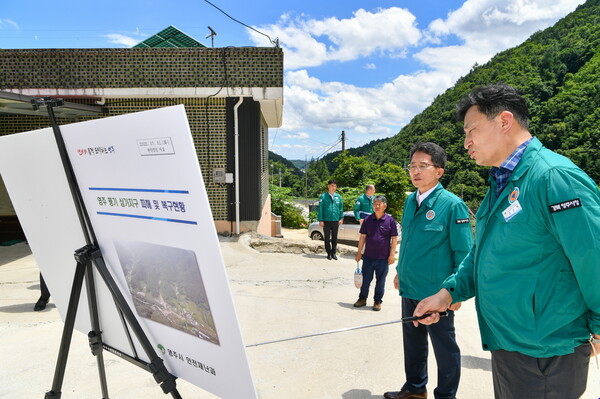 유정근 영주시장 권한대행이 수해 현장을 방문해 복구현황을 점검하고 있다.ⓒ영주시