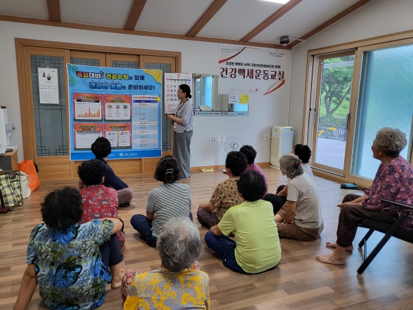 사천시에서 실시하고 있는 폭염대비 취약계층 맞춤형 건강관리 교육 모습. 사진/사천시