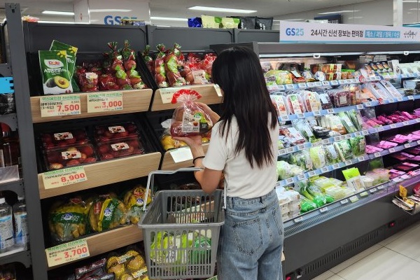 1인 가구가 지속 증가하고 직접 요리해 먹는 1인 가구도 늘면서 소분 소비가 증가하고 있다. 사진은 편의점에서 장을 보는 한 소비자 ⓒGS리테일