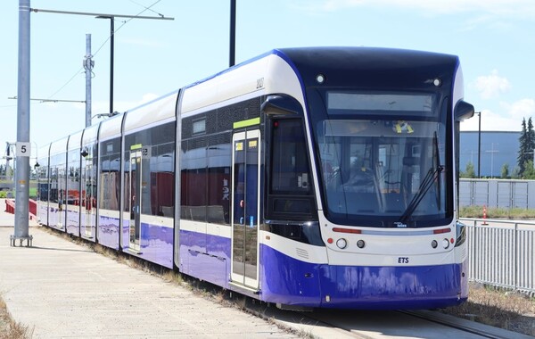 캐나다 에드먼턴시 게리 라이트 기지에 도착한 현대로템 트램 ⓒ현대로템