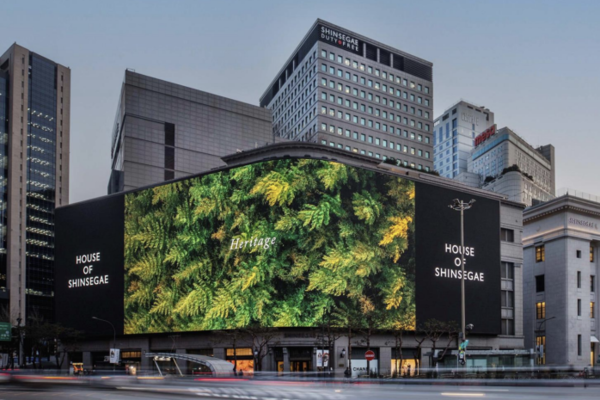 (주)신세계가 2분기 연결기준 매출액이 4.1% 증가, 영업이익은 35.9% 감소했다고 공시했다. 신세계백화점 본관 전경 ⓒ(주)신세계