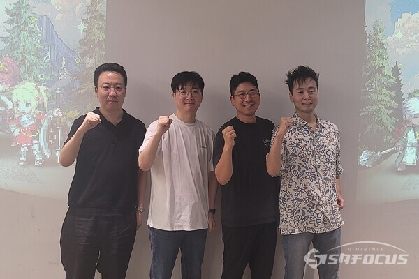 픽셀트라이브 주요 개발진이 기념촬영을 하고 있다. 왼쪽부터 이정환 시스템 디렉터, 최진성 총괄 디렉터, 배정현 대표, 정태룡 콘텐츠 디렉터. [사진 / 임솔 기자]
