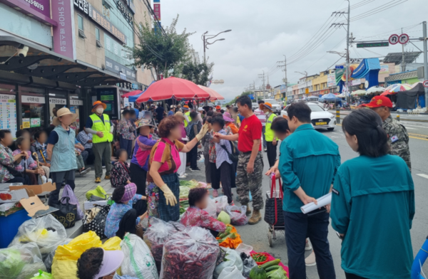 영천공설시장에서 불법 노점 영업 근절과 노상 적치물 정비를 위한 집중 계도를 실시하고 있다.ⓒ영천시