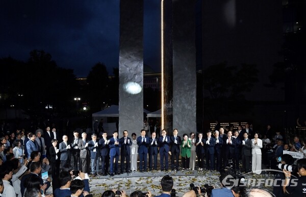 14일 우원식 국회의장을 비롯해 이종찬 광복회장, 권오을 국가보훈부 장관, 정청래 더불어민주당 대표, 김선민 조국혁신당 대표 권한대행, 독립유공자 유족 등 관계자들이 제막식을 하고 있다.(1)(사진공동취재)