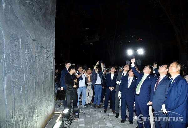 14일 우원식 국회의장을 비롯해 이종찬 광복회장, 권오을 국가보훈부 장관, 정청래 더불어민주당 대표, 김선민 조국혁신당 대표 권한대행, 독립유공자 유족 등 관계자들이 '빛의 길'을 살펴보고 있다.(2)(사진공동취재)