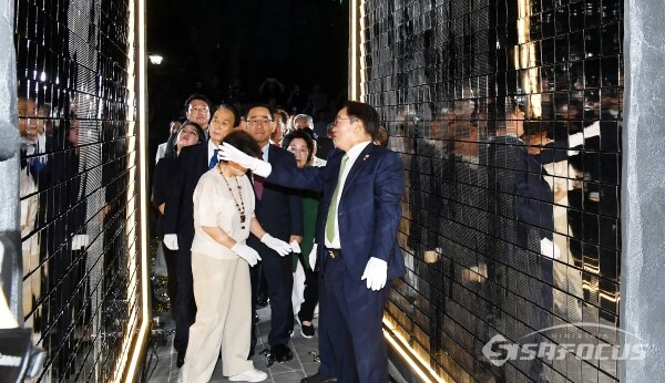 14일 우원식 국회의장을 비롯해 이종찬 광복회장, 권오을 국가보훈부 장관, 정청래 더불어민주당 대표, 김선민 조국혁신당 대표 권한대행, 독립유공자 유족 등 관계자들이 기억광장탑을 살펴보고 있다.(3)(사진공동취재)