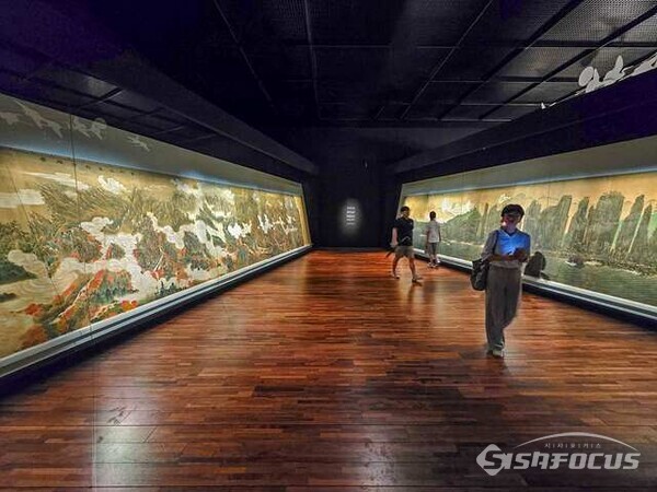 국립고궁박물관이 ‘창덕궁의 근사(謹寫)한 벽화’ 특별전을 열고 있다. 전시실에는 왼쪽에 ‘금강산만물초승경도(金剛山萬物肖勝景圖)’, 오른쪽에 ‘총석정절경도(叢石亭絶景圖·금강산 북쪽 정자)’가 전시돼 궁중 회화의 아름다움을 선보인다. 사진 / 유우상 기자