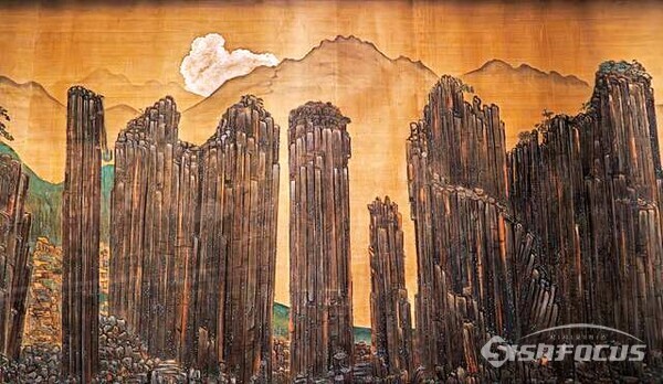 ‘총석정절경도(叢石亭絶景圖·금강산 북쪽 정자)’는 1920년 김규진이 그린 작품으로, 창덕궁 희정당 대청 동쪽 벽을 장식했던 벽화다. 사진 / 유우상 기자