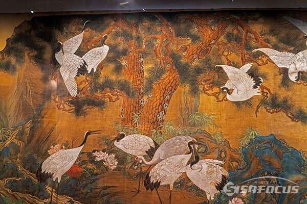 ‘백학도(白鶴圖)’는 1920년 김은호가 제작한 작품으로, 창덕궁 대조전 대청 서쪽 벽을 장식했던 벽화다.사진 / 유우상 기자