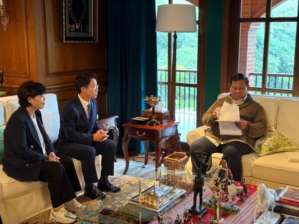 이재명 대통령의 친서를 읽고 있는 프라보워 대통령 모습 ⓒ외교부