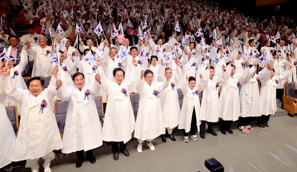 15일 제80주년 광복절 경축식에서 참석자들이 독립운동가들의 숭고한 희생정신을 기리며 만세삼창을 하고 있다.ⓒ경북도 