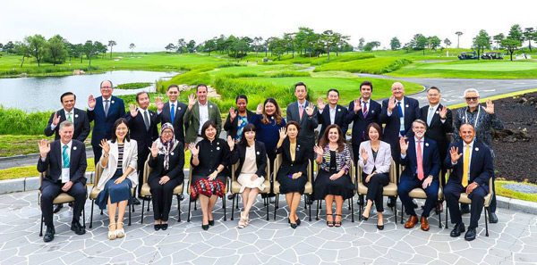 아시아태평양경제협력체(APEC) 제3차 고위관리회의(SOM3) 참석자들이 기념촬영을 하고 있다 ⓒ외교부