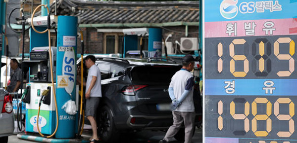 17일 서울 시내 주유소에 유가 정보가 표시돼 있다 ⓒ뉴시스