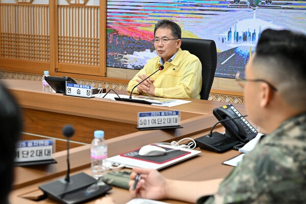 18일 김진열 군위군수가 2025 을지연습을 주재하며 비상사태 대응 역량을 종합 점검하고 있다.ⓒ군위군