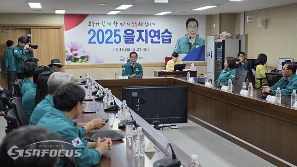 19일 임종식 경북교육감이 을지연습이 진행되고 있는 경북교육청 충무시설을 방문한 경북지역 학교운영위원장들에서 전시대비 훈련상황을 설명하고 있다.ⓒ김영삼 기자