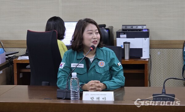 19일 박채아 경북도의회 교육위원장이 을지연습이 진행되고 있는 경북교육청 충무시설을 방문한 경북지역 학교운영위원장들에서 전시대비 훈련상황을 설명하고 있다.ⓒ김영삼 기자