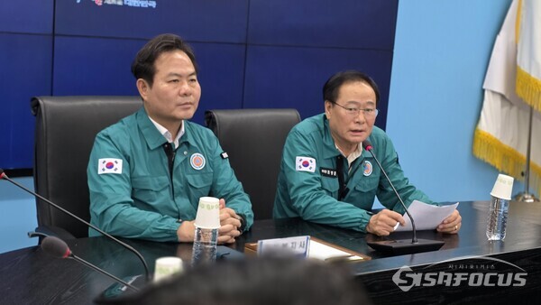 19일 최병준 경북도의회 부의장(오른쪽)이 경북도청 충무시설에서 을지연습 종합브리핑을 청취하고 현장 관계자들을 격려하고 있다.ⓒ김영삼 기자