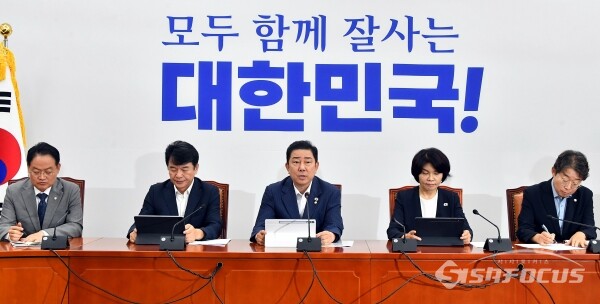 김병기 더불어민주당 원내대표가 19일 국회에서 열린 당 원내대책회의에서 모두 발언을 하고 있다. 사진 / 오훈 기자