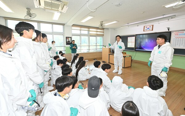 19일 임종식 경북교육감이 경주시 양남중학교에서 실시된 월성원자력발전소 방사능 누출 대피훈련에 직접 참여해 학생들의 안전 역량 강화를 독려하고 있다.ⓒ경북교육청