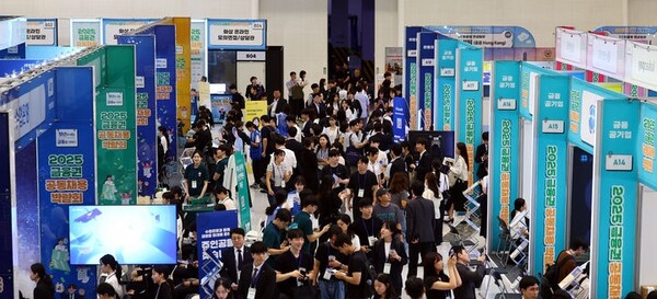 20일 서울 동대문디자인플라자(DDP)에서 열린 2025 금융권 공동채용 박람회 전경. ⓒ뉴시스