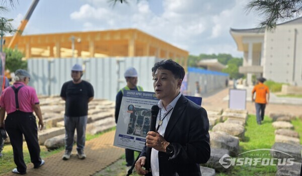 19일 김상철  APEC 준비지원단장이 정상회의 기반시설, 문화프로그램, 경제 전시장, 숙박시설, 수송·교통·의료 분야의 준비 상황을 설명하고 있다.ⓒ김영삼 기자