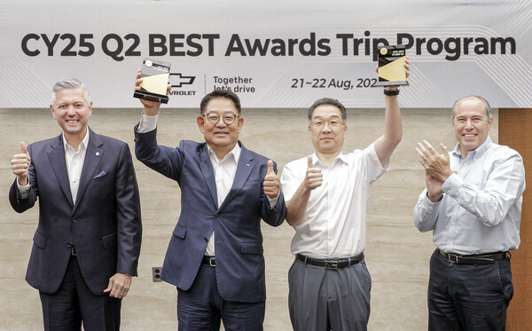 (왼쪽부터) 헥터 비자레알 사장, 북부 우수 대리점 김성용 대표, 하남 우수 카매니저 조상래, 구스타보 콜로시 부사장이 시상식에서 기념촬영을 하고 있다. ⓒ쉐보레