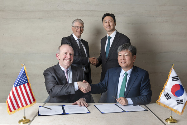 HD현대가 지난 3월 테라파워와 ‘나트륨 원자로의 상업화를 위한 제조 공급망 확장 전략적 협약’을 체결했다. 사진 오른쪽부터 원광식 HD현대중공업 해양에너지사업본부장, 정기선 HD현대 수석부회장, 빌 게이츠(Bill Gates) 테라파워 창업자, 크리스 르베크(Chris Levesque) 최고경영자 ⓒHD현대